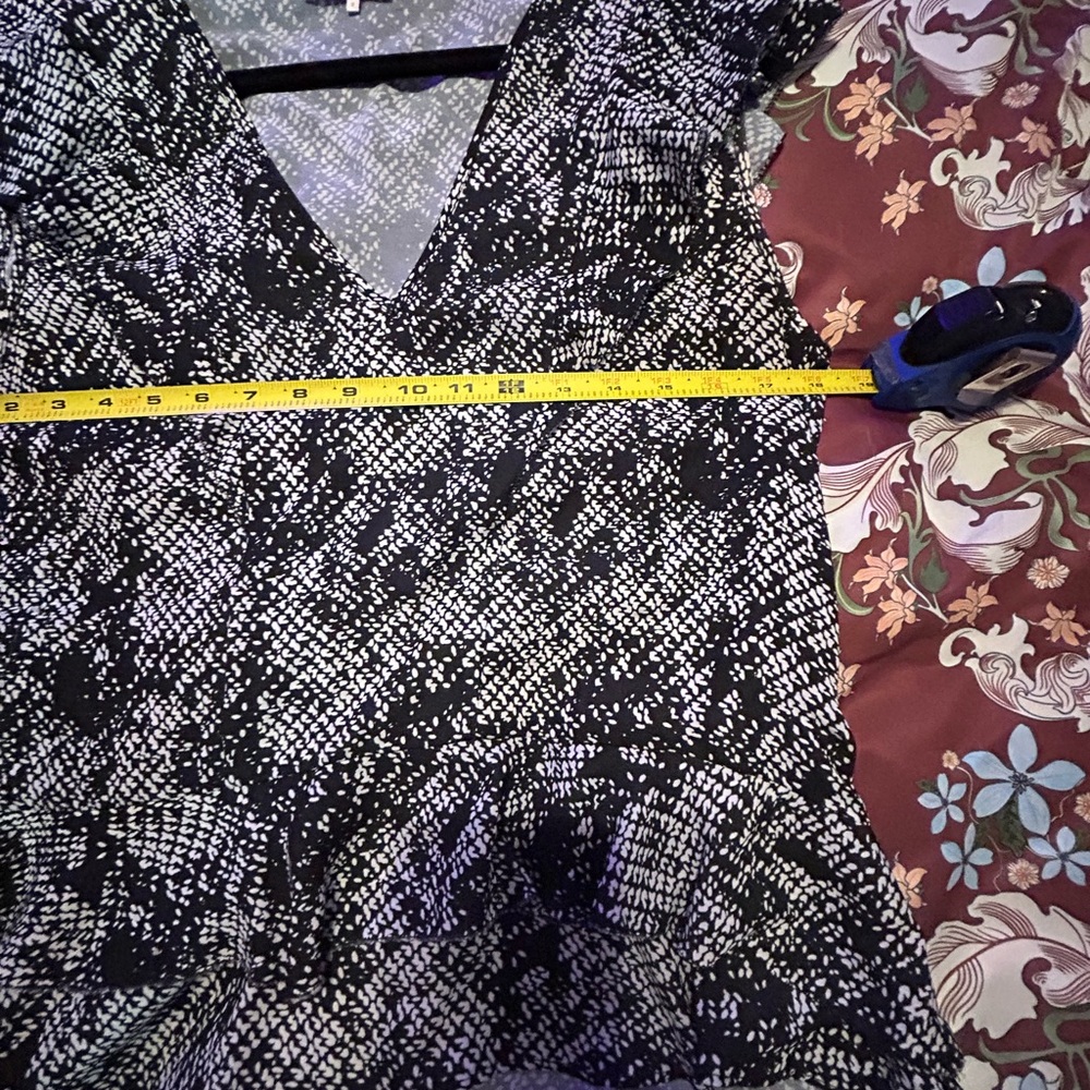 Parker (Nordstrom) Black and White V-Neck Blouse - Picture 4 of 5